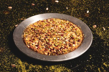 Türk tatlısı, kunafa, kaday fıstığı tozu ve peynirli sıcak yenilen tatlı