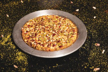 Türk tatlısı, kunafa, kaday fıstığı tozu ve peynirli sıcak yenilen tatlı