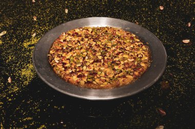 Türk tatlısı, kunafa, kaday fıstığı tozu ve peynirli sıcak yenilen tatlı