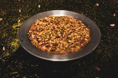 Türk tatlısı, kunafa, kaday fıstığı tozu ve peynirli sıcak yenilen tatlı