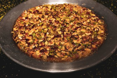 Türk tatlısı, kunafa, kaday fıstığı tozu ve peynirli sıcak yenilen tatlı