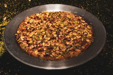 Türk tatlısı, kunafa, kaday fıstığı tozu ve peynirli sıcak yenilen tatlı