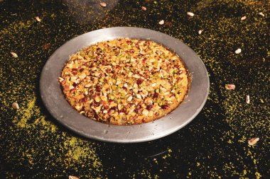 Türk tatlısı, kunafa, kaday fıstığı tozu ve peynirli sıcak yenilen tatlı