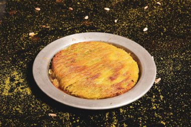 Türk tatlısı, kunafa, kaday fıstığı tozu ve peynirli sıcak yenilen tatlı