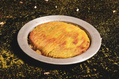 Türk tatlısı, kunafa, kaday fıstığı tozu ve peynirli sıcak yenilen tatlı