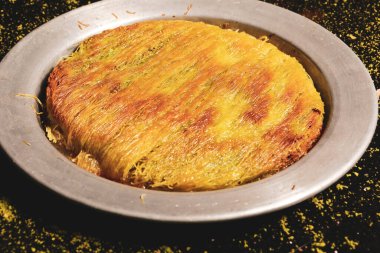 Türk tatlısı, kunafa, kaday fıstığı tozu ve peynirli sıcak yenilen tatlı