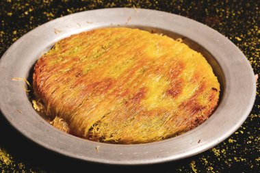 Türk tatlısı, kunafa, kaday fıstığı tozu ve peynirli sıcak yenilen tatlı