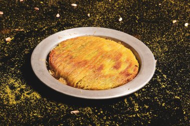 Türk tatlısı, kunafa, kaday fıstığı tozu ve peynirli sıcak yenilen tatlı