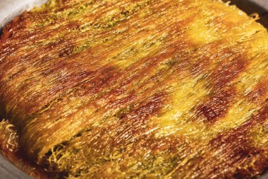 Türk tatlısı, kunafa, kaday fıstığı tozu ve peynirli sıcak yenilen tatlı