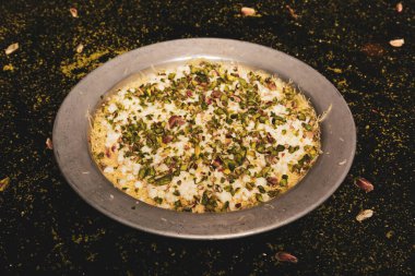 Türk tatlısı, kunafa, kaday fıstığı tozu ve peynirli sıcak yenilen tatlı