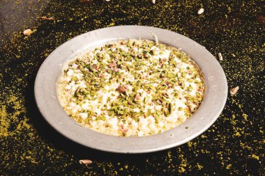 Türk tatlısı, kunafa, kaday fıstığı tozu ve peynirli sıcak yenilen tatlı