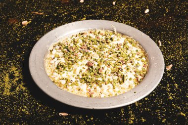 Türk tatlısı, kunafa, kaday fıstığı tozu ve peynirli sıcak yenilen tatlı