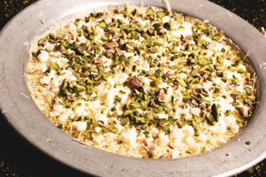 Türk tatlısı, kunafa, kaday fıstığı tozu ve peynirli sıcak yenilen tatlı