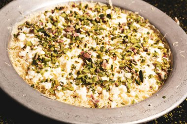 Türk tatlısı, kunafa, kaday fıstığı tozu ve peynirli sıcak yenilen tatlı