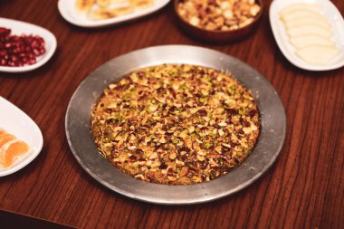 Türk tatlısı, kunafa, kaday fıstığı tozu ve peynirli sıcak yenilen tatlı