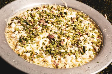 Türk tatlısı, kunafa, kaday fıstığı tozu ve peynirli sıcak yenilen tatlı
