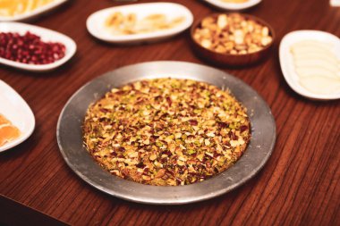Türk tatlısı, kunafa, kaday fıstığı tozu ve peynirli sıcak yenilen tatlı