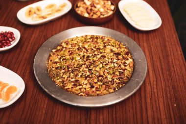 Türk tatlısı, kunafa, kaday fıstığı tozu ve peynirli sıcak yenilen tatlı