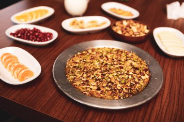 Türk tatlısı, kunafa, kaday fıstığı tozu ve peynirli sıcak yenilen tatlı