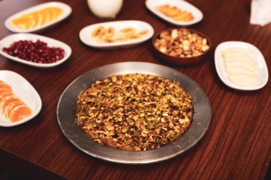 Türk tatlısı, kunafa, kaday fıstığı tozu ve peynirli sıcak yenilen tatlı