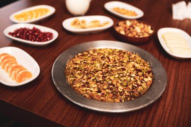 Türk tatlısı, kunafa, kaday fıstığı tozu ve peynirli sıcak yenilen tatlı