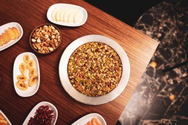 Türk tatlısı, kunafa, kaday fıstığı tozu ve peynirli sıcak yenilen tatlı