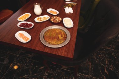 Türk tatlısı, kunafa, kaday fıstığı tozu ve peynirli sıcak yenilen tatlı