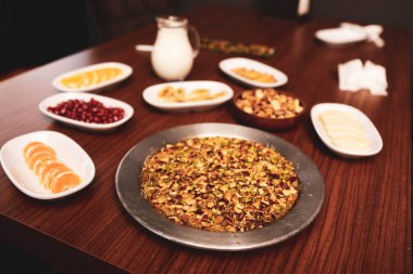 Türk tatlısı, kunafa, kaday fıstığı tozu ve peynirli sıcak yenilen tatlı