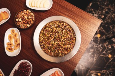 Türk tatlısı, kunafa, kaday fıstığı tozu ve peynirli sıcak yenilen tatlı