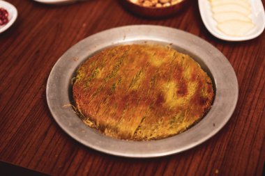 Türk tatlısı, kunafa, kaday fıstığı tozu ve peynirli sıcak yenilen tatlı