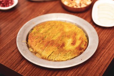 Türk tatlısı, kunafa, kaday fıstığı tozu ve peynirli sıcak yenilen tatlı