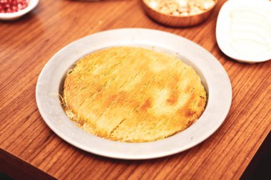 Türk tatlısı, kunafa, kaday fıstığı tozu ve peynirli sıcak yenilen tatlı