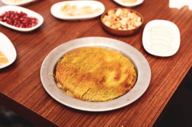 Türk tatlısı, kunafa, kaday fıstığı tozu ve peynirli sıcak yenilen tatlı