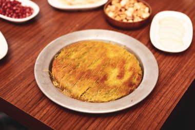 Türk tatlısı, kunafa, kaday fıstığı tozu ve peynirli sıcak yenilen tatlı