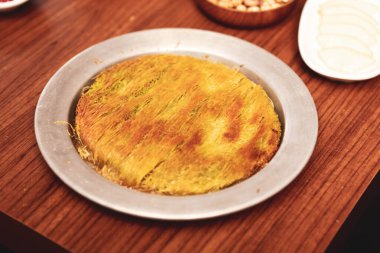 Türk tatlısı, kunafa, kaday fıstığı tozu ve peynirli sıcak yenilen tatlı