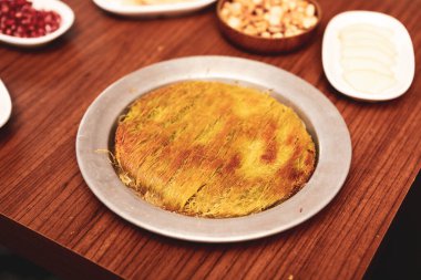 Türk tatlısı, kunafa, kaday fıstığı tozu ve peynirli sıcak yenilen tatlı