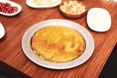 Türk tatlısı, kunafa, kaday fıstığı tozu ve peynirli sıcak yenilen tatlı