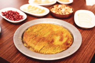 Türk tatlısı, kunafa, kaday fıstığı tozu ve peynirli sıcak yenilen tatlı