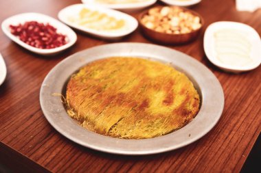 Türk tatlısı, kunafa, kaday fıstığı tozu ve peynirli sıcak yenilen tatlı