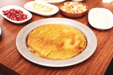 Türk tatlısı, kunafa, kaday fıstığı tozu ve peynirli sıcak yenilen tatlı