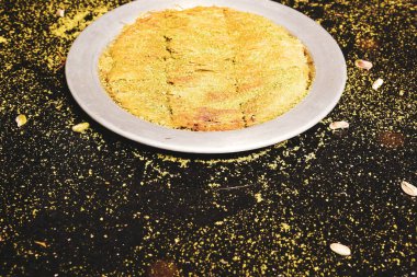 Türk tatlısı, kunafa, kaday fıstığı tozu ve peynirli sıcak yenilen tatlı