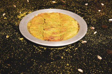 Türk tatlısı, kunafa, kaday fıstığı tozu ve peynirli sıcak yenilen tatlı