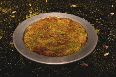 Türk tatlısı, kunafa, kaday fıstığı tozu ve peynirli sıcak yenilen tatlı