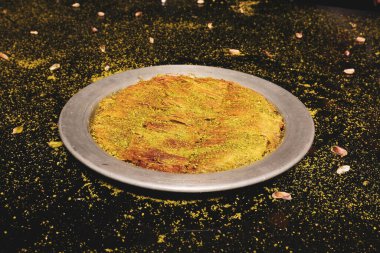 Türk tatlısı, kunafa, kaday fıstığı tozu ve peynirli sıcak yenilen tatlı