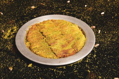 Türk tatlısı, kunafa, kaday fıstığı tozu ve peynirli sıcak yenilen tatlı