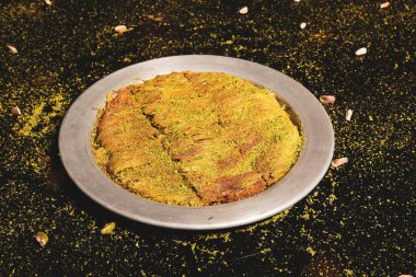 Türk tatlısı, kunafa, kaday fıstığı tozu ve peynirli sıcak yenilen tatlı