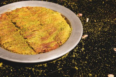 Türk tatlısı, kunafa, kaday fıstığı tozu ve peynirli sıcak yenilen tatlı