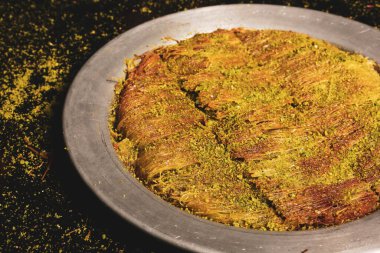 Türk tatlısı, kunafa, kaday fıstığı tozu ve peynirli sıcak yenilen tatlı