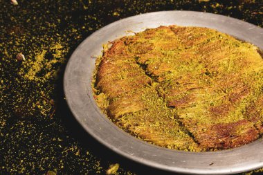 Türk tatlısı, kunafa, kaday fıstığı tozu ve peynirli sıcak yenilen tatlı