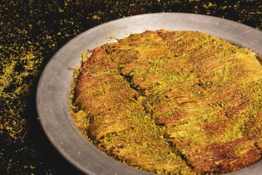 Türk tatlısı, kunafa, kaday fıstığı tozu ve peynirli sıcak yenilen tatlı